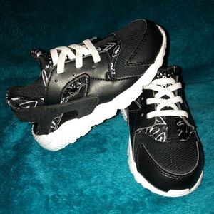 Kids size 9 Huarache.